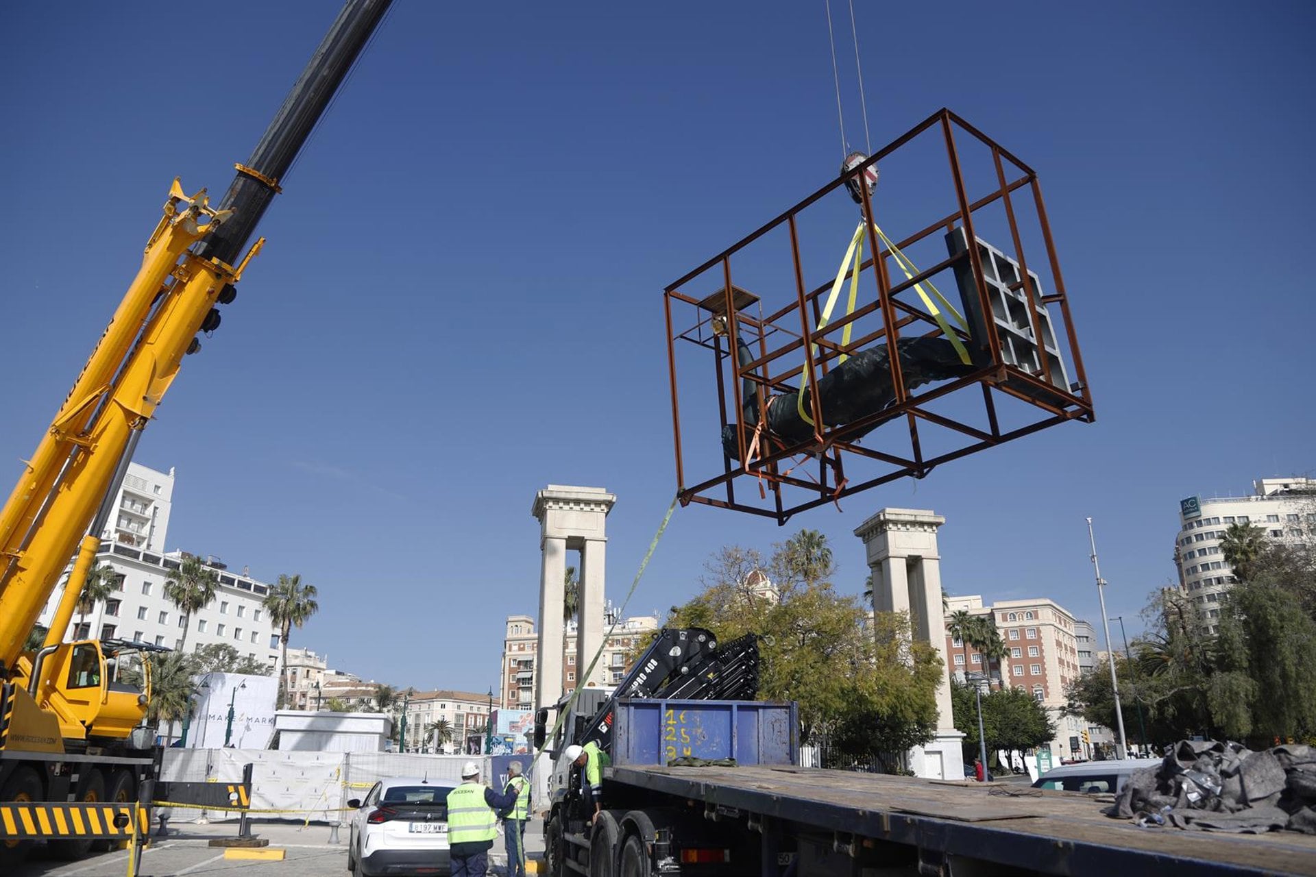 Instalación de las esculturas de Ginés Serrán