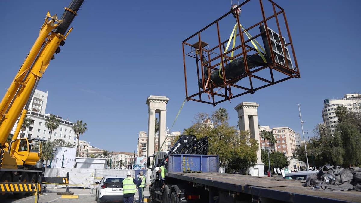 Continúa la instalación de las polémicas esculturas en el puerto de Málaga