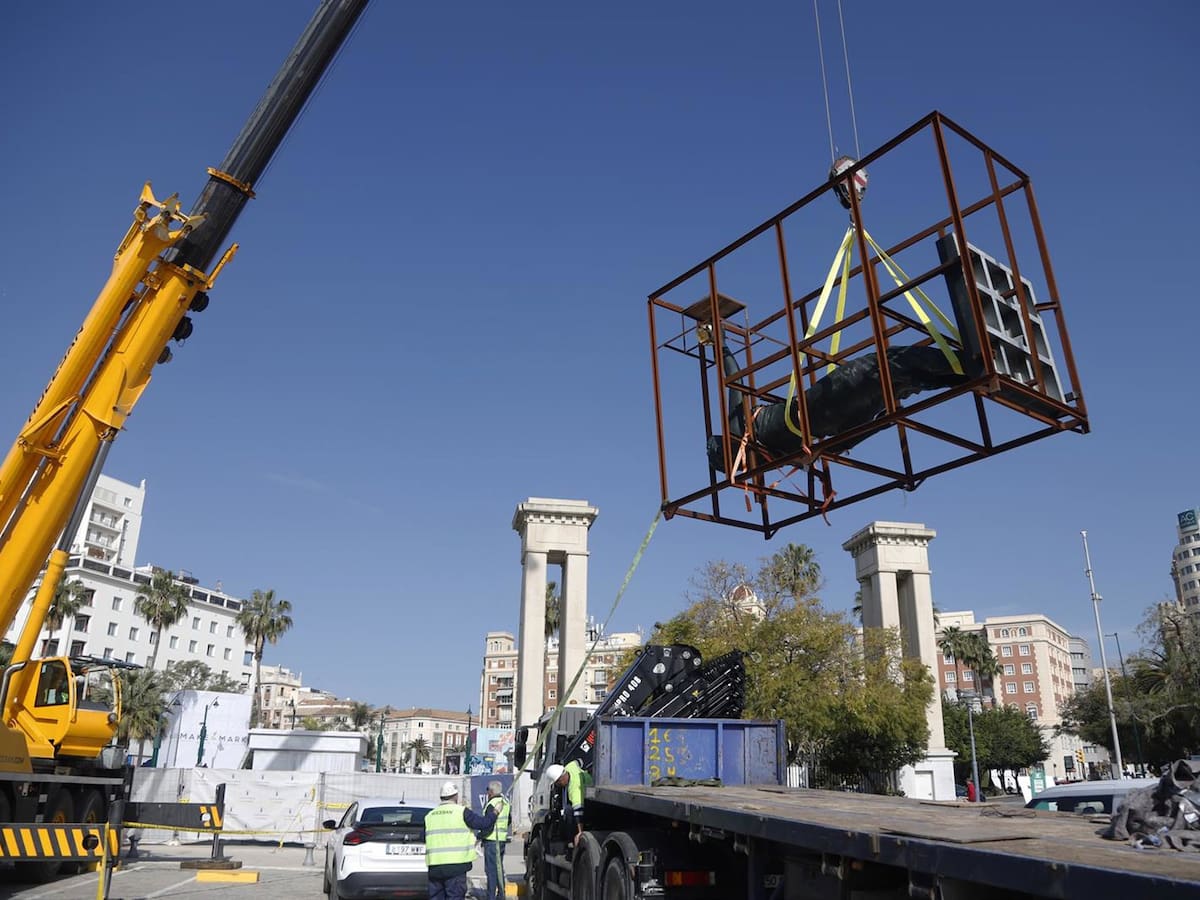 Continúa la instalación de las polémicas esculturas en el puerto de Málaga