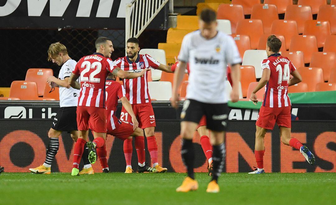 VALENCIA, SPAIN - NOVEMBER 28: Atletico de Madrid players celebrate following their team's first goal, an own goal by Toni Lato of Valencia CF (not pictured) during the La Liga Santader match between Valencia CF and Atletico de Madrid at Estadio Mestalla on November 28, 2020 in Valencia, Spain. Football Stadiums around Europe remain empty due to the Coronavirus Pandemic as Government social distancing laws prohibit fans inside venues resulting in fixtures being played behind closed doors. (Photo by Alex Caparros, Getty Images)