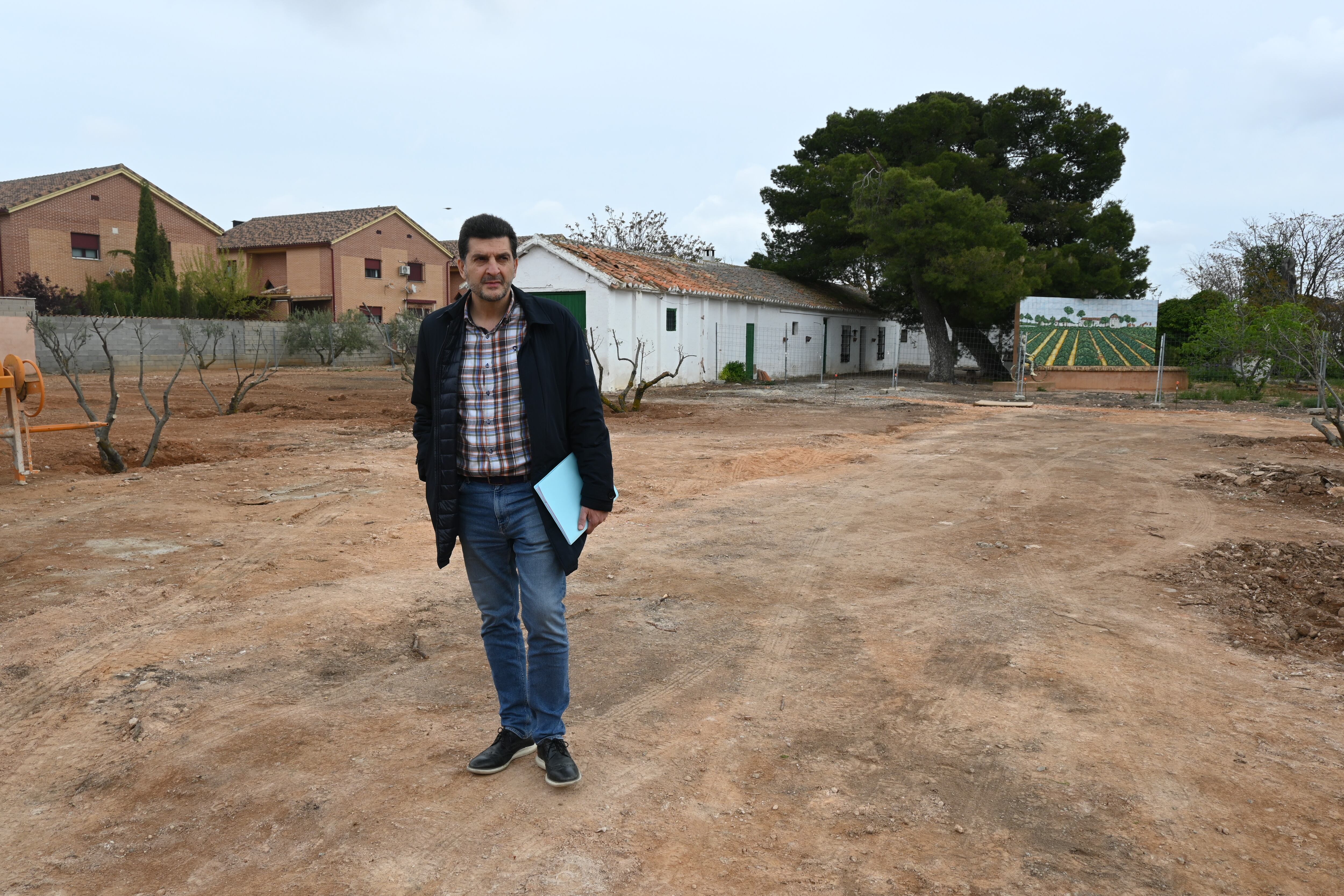 El teniente de alcalde de Obras en Valdepeñas, Manuel Martínez Alcorocho, durante la visita a las obras en el futuro parque de &#039;Viña Lola&#039;, junto a la Avenida del Vino de esta localidad de Ciudad Real