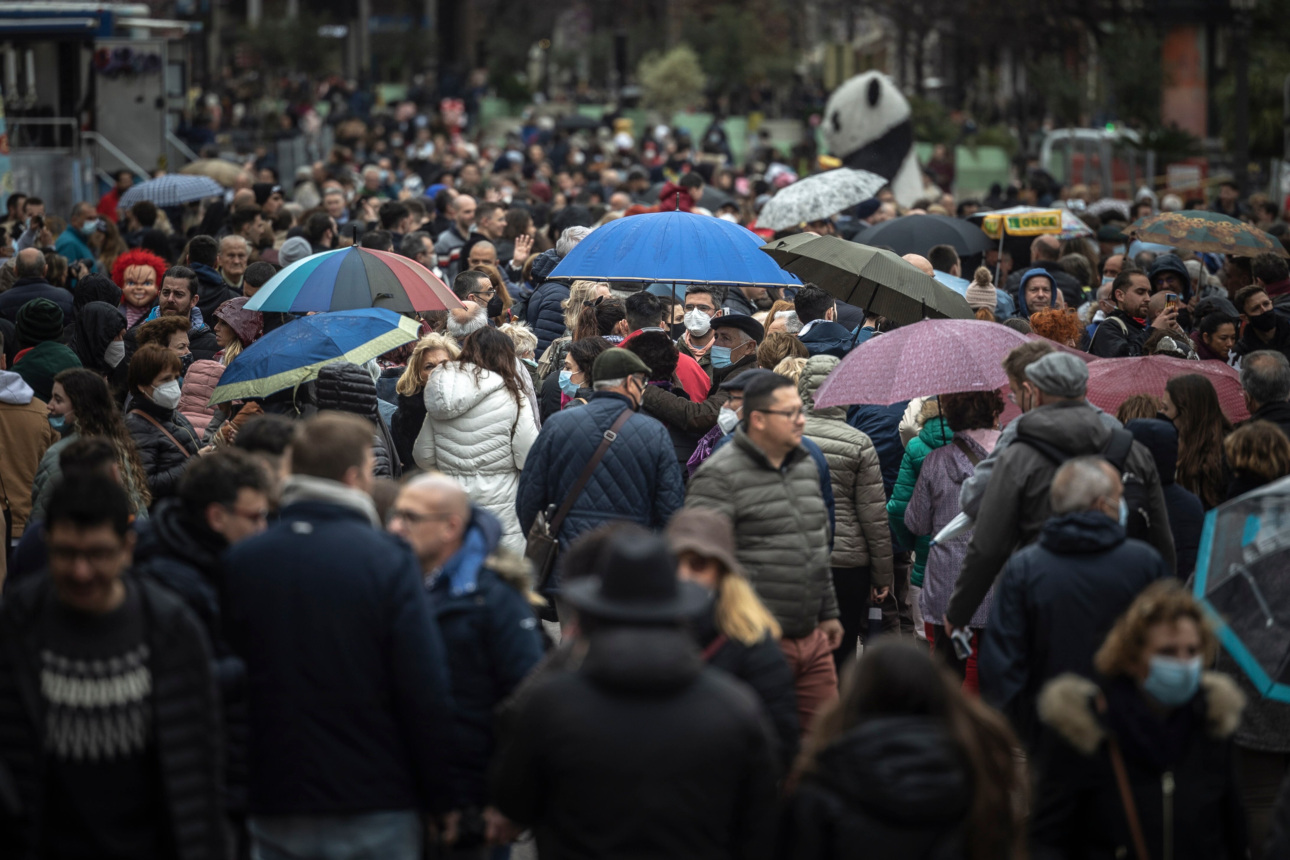 Cientos de personas pasean por la plaza del Ayuntamiento de València en  las Fallas de 2022.