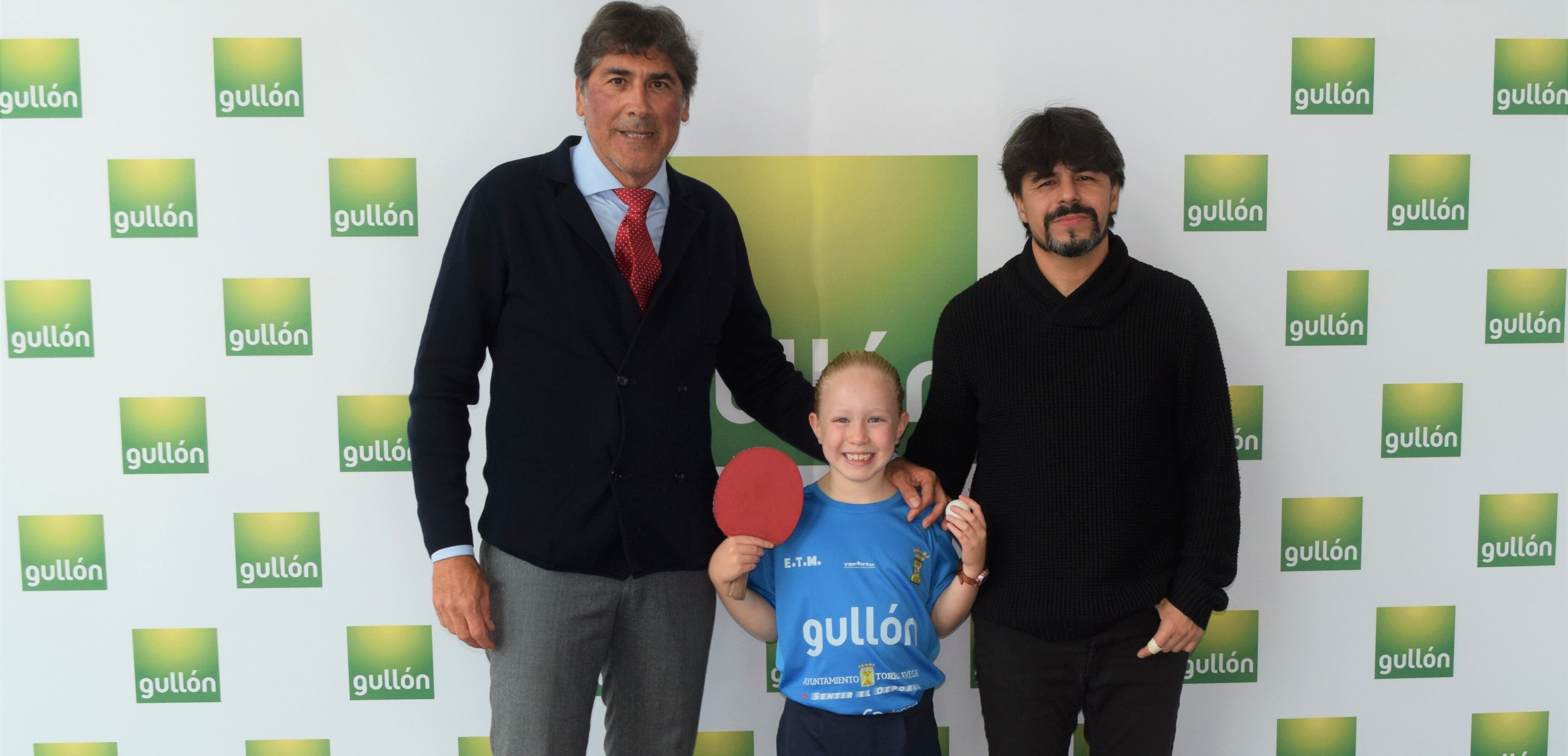 De izq. a der.: Javier Urbón, director de Relaciones Institucionales de Galletas Gullón; Nerea Hidalgo, campeona de España de Tenis de Mesa, y Marco Quevedo, representante del Club Deportivo Básico Tenis de Mesa Torrelavega