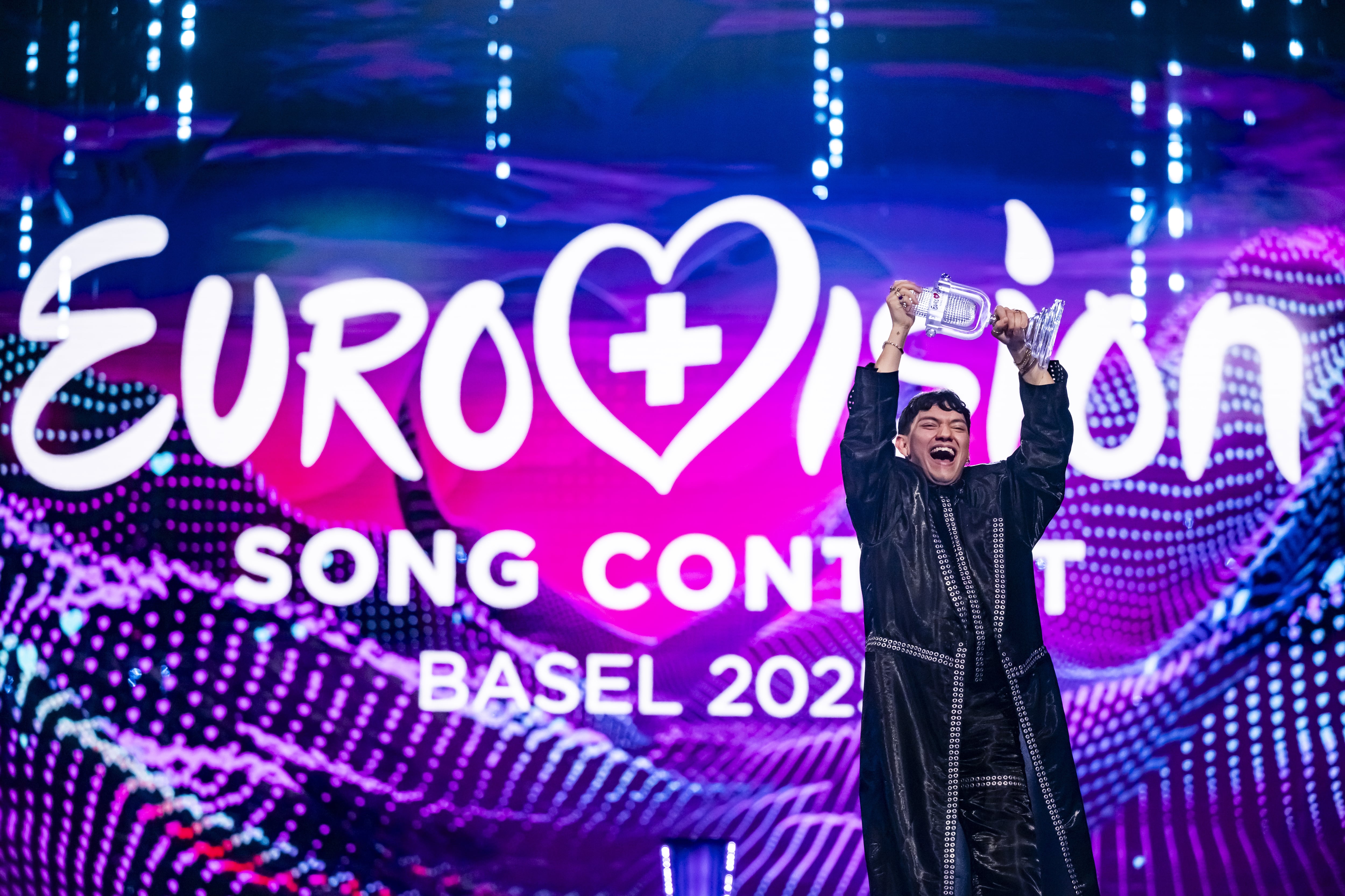 El representante de Austria, ganador de Eurovisión 2025, celebra su victoria sobre el escenario de Basilea, en Suiza.