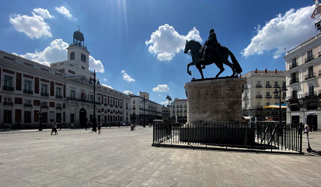 Vista de la estatua ecuestre de Carlos III en la Puerta del Sol de la capital, el día en que el alcalde de Madrid, José Luis Martínez-Almeida, ha anunciado que la peatonalización de la Puerta del Sol arrancará el 20 de agosto para simbolizar el &quot;compromiso&quot; con el Madrid del futuro y el nuevo modelo urbano de la ciudad.