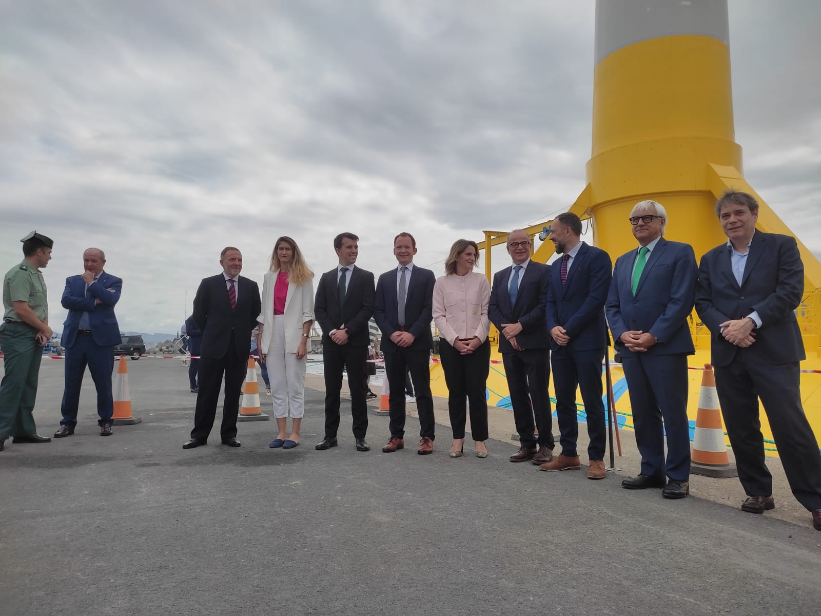 El Puerto de Bilbao ha acogido el acto de botadura de una plataforma flotante para molinos de viento. / Cadena SER