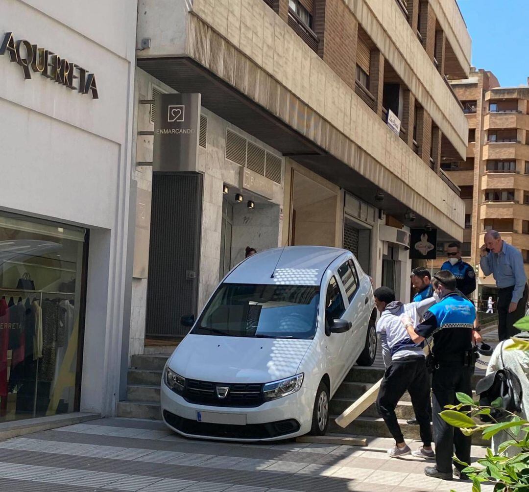 Conductor despistado acaba en las escaleras de una zona peatonal de Tudela