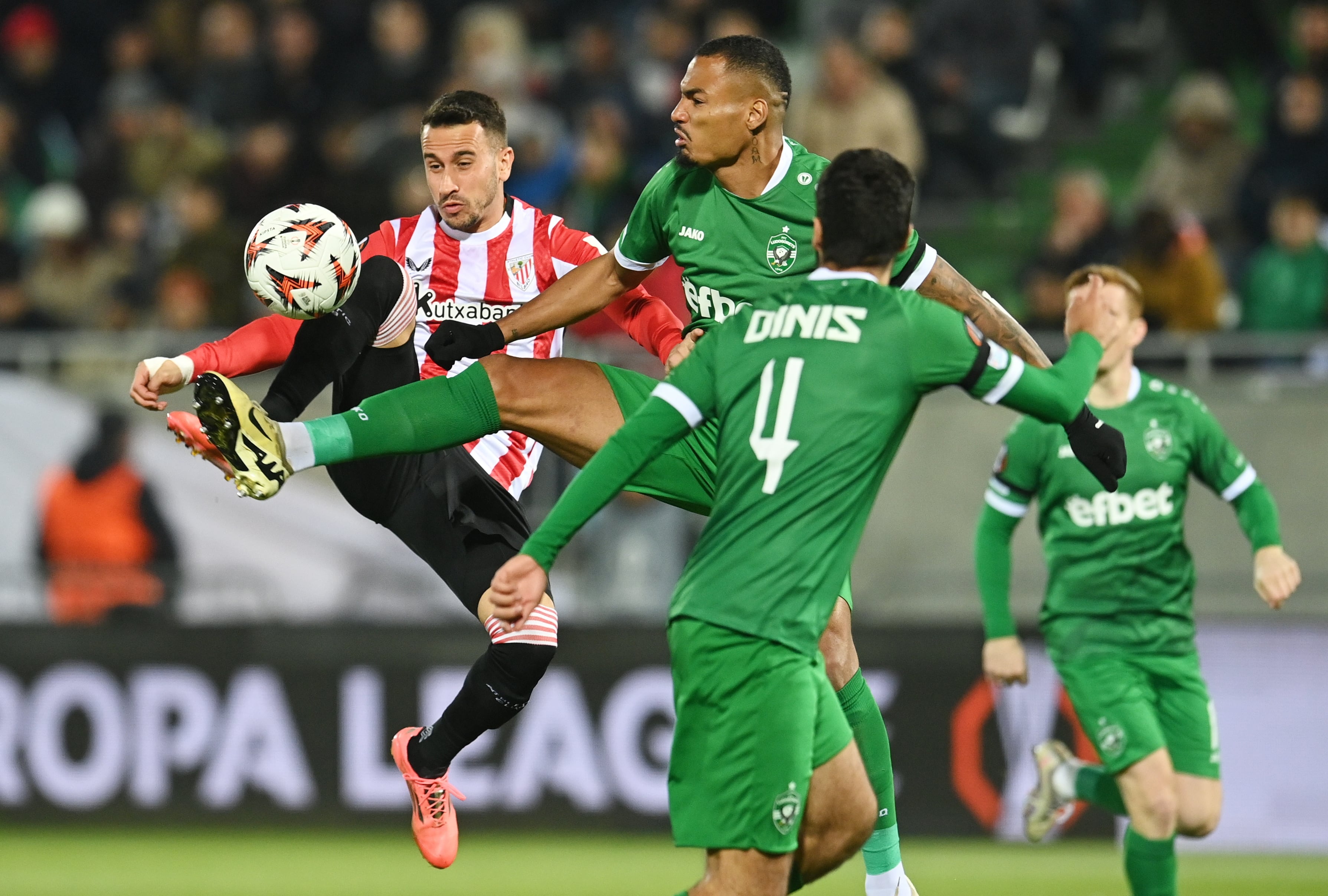 Olivier Verdon disputa el balón con Berenguer durante el partido de la Europa League que Ludogorets y Athletic disputan este jueves en Bulgaria