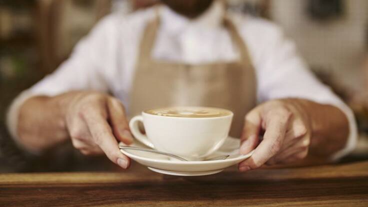 Diego: "Trabajo en el sector de la hostelería y cobro más de 160 euros de mi sueldo en B"