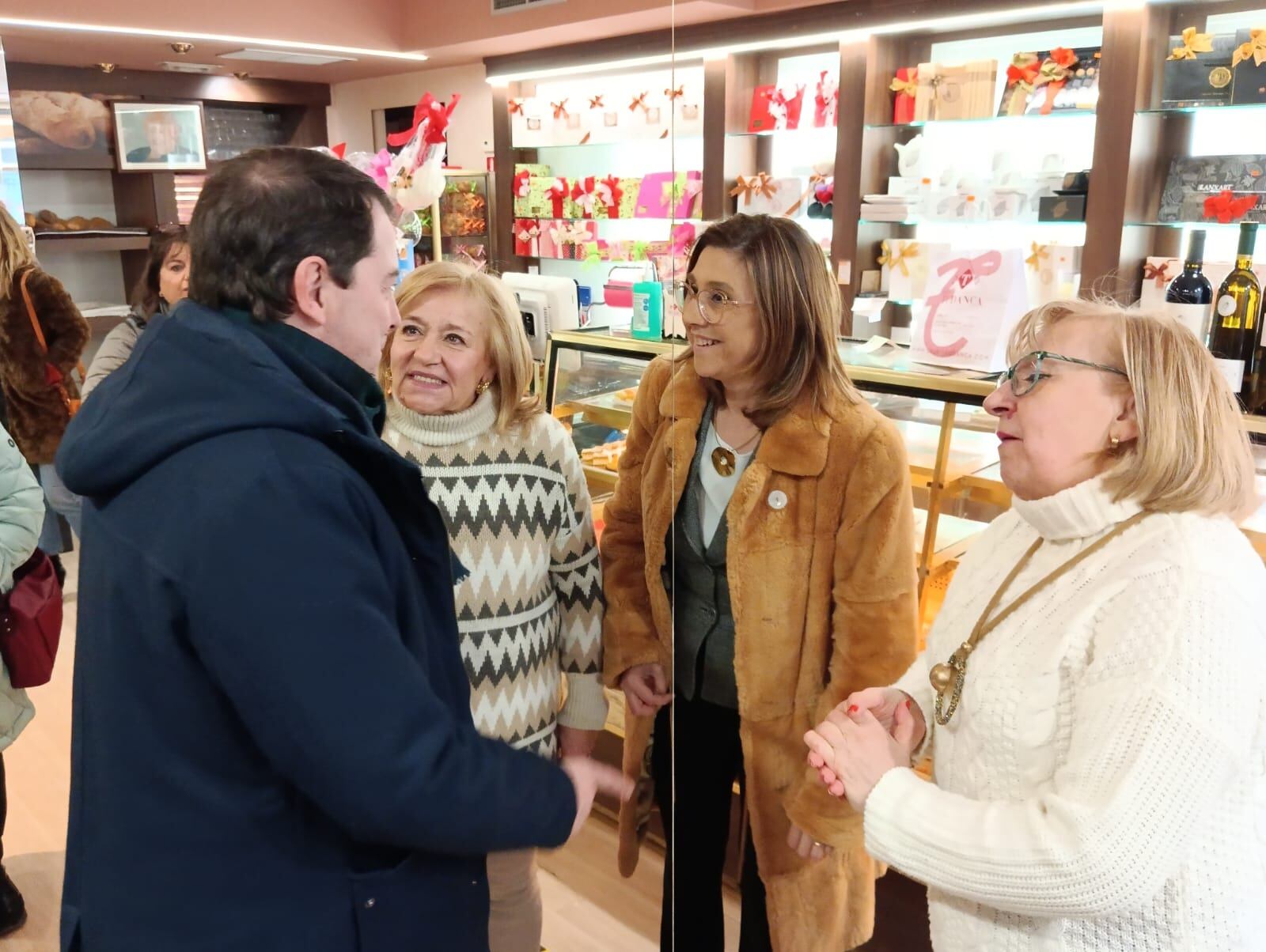 La última parada de las visitas a los comercios fue en pastelería Tudanca