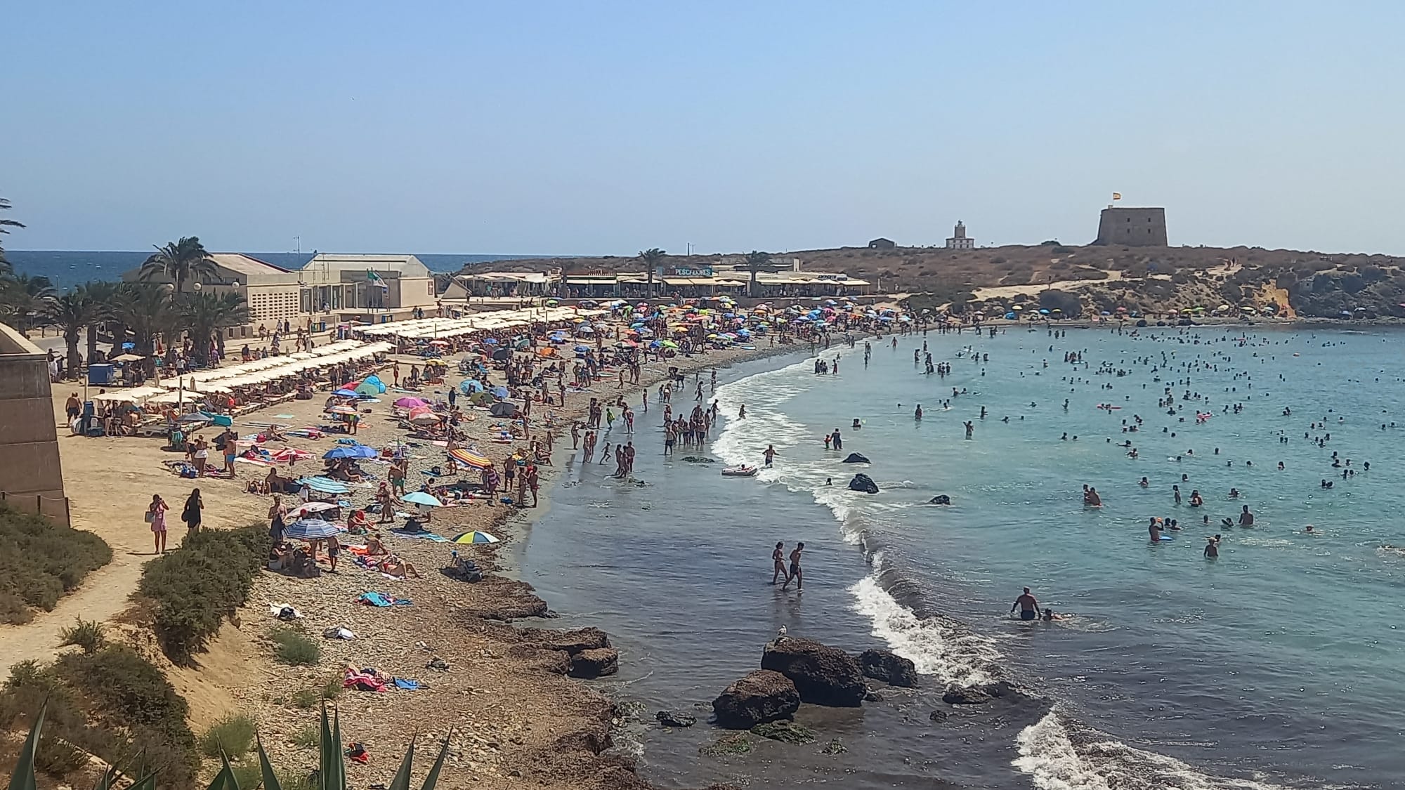 Playa de Tabarca llena de turistas.