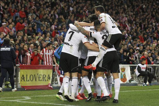 Los jugadores del Valencia celebran tras marcar ante el Atlético de Madrid