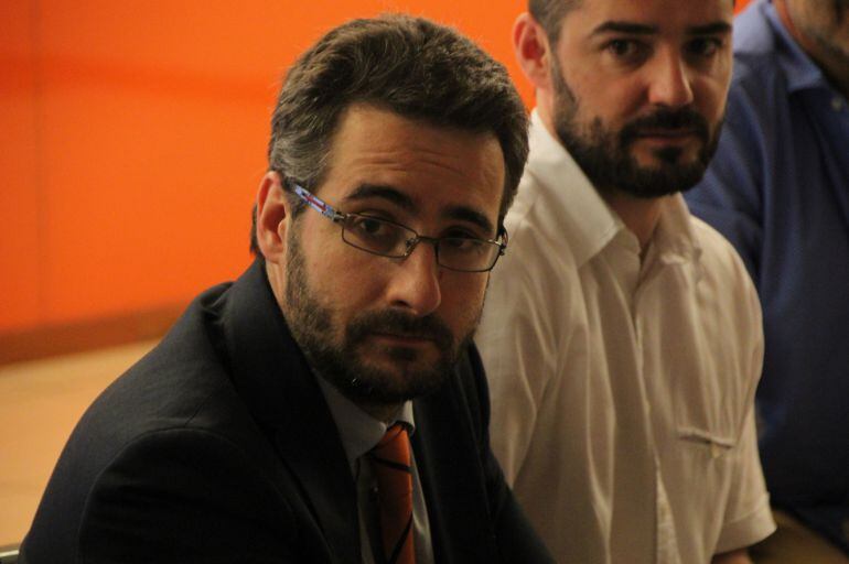 Èric Jover en una reunió d&#039;executiva del partit en la què es va aprovar l&#039;estratègia de les properes comunals. El secretari general de DA confirma que la formació no es presentarà a Sant Julià.