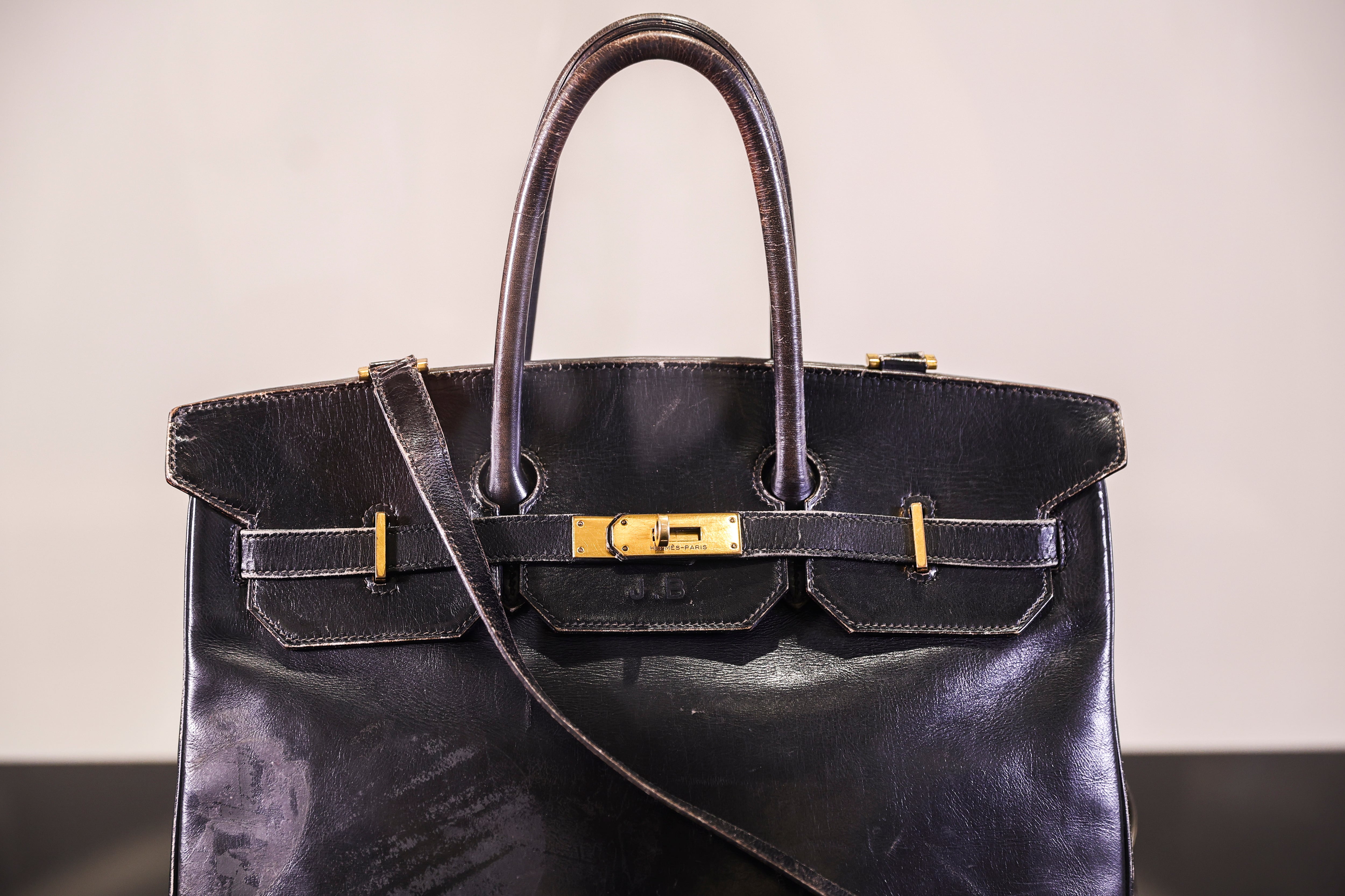 El bolso Birkin original creado por Hermès y propiedad de la cantante inglesa Jane Birkin en exhibición durante una subasta de Fashion Icons