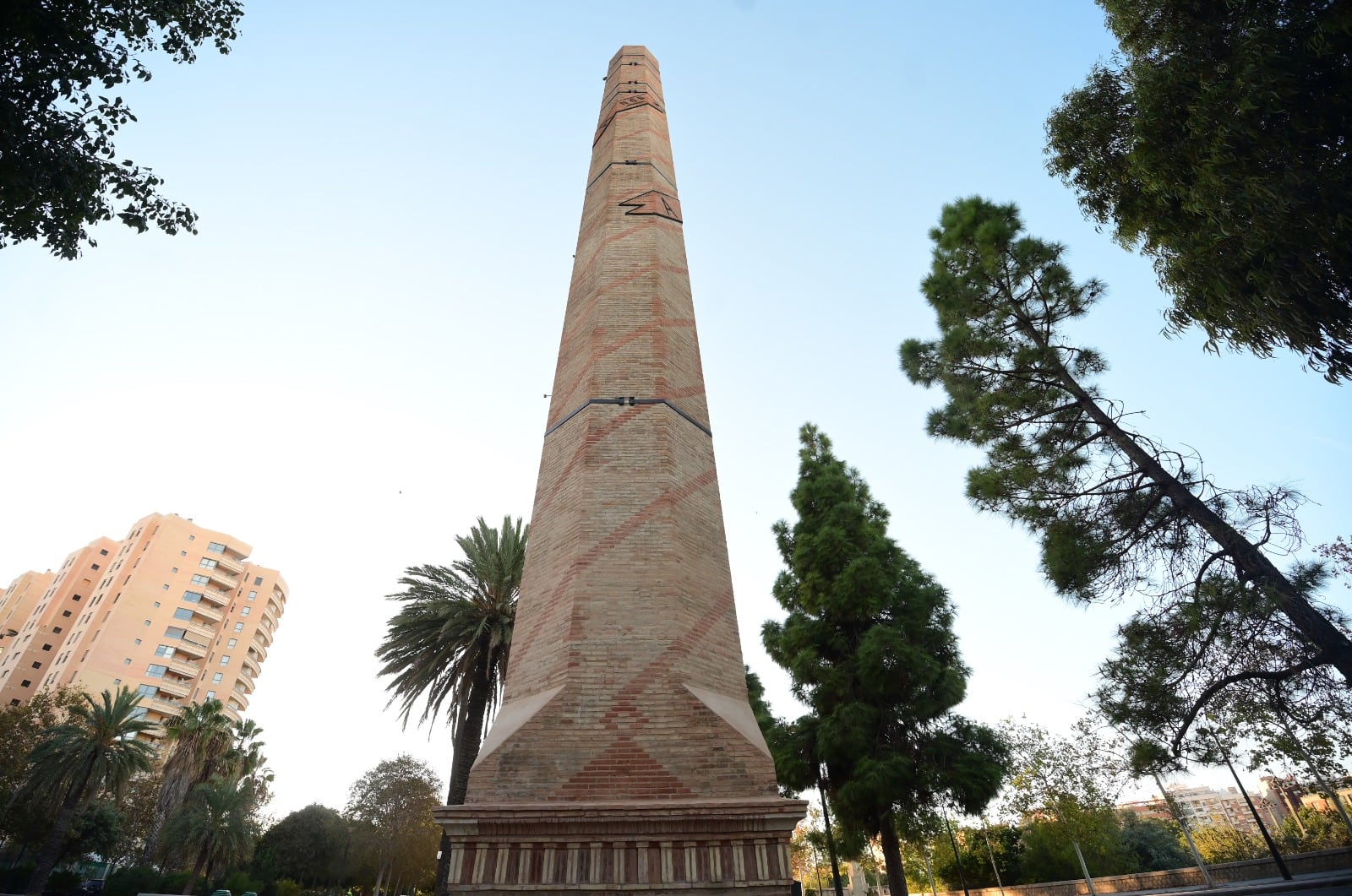 València recupera dos chimeneas industriales de principios del siglo XX