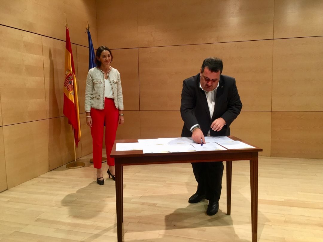 El teniente alcalde de San Sebastián en la firma de la creación de la Red de Destinos Turísticos Inteligentes