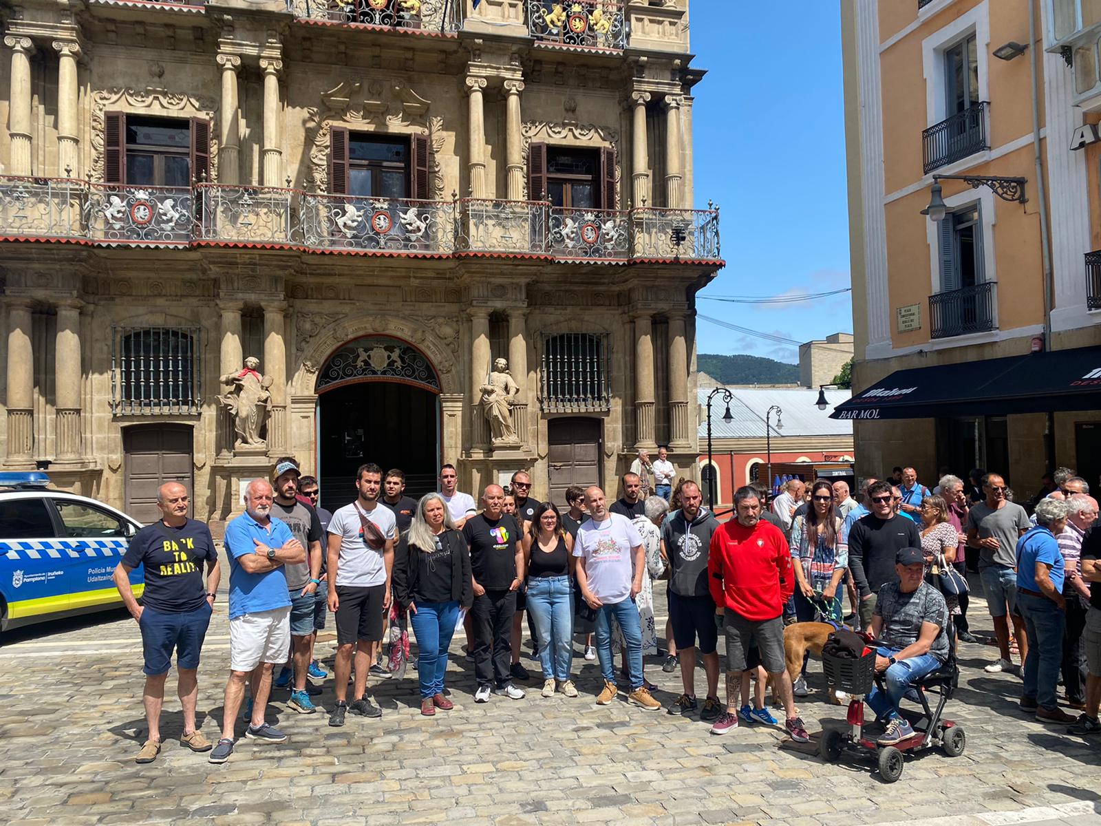 Grupos de diversidad cultural y de la Federación de Peñas protestan en la Plaza Consistorial