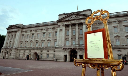 El aviso del nacimiento del hijo de los duques de Cambridge situado en la explanada del Palacio de Buckingham