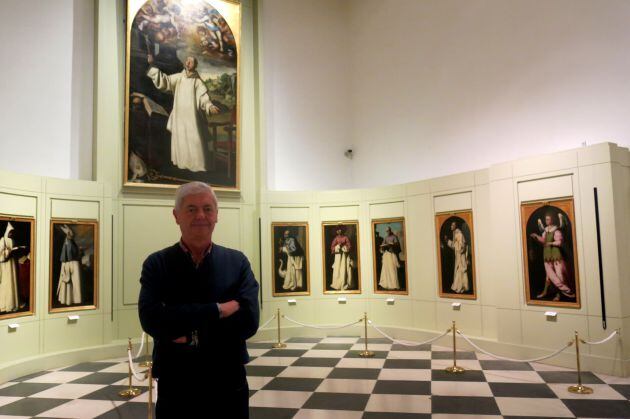 Juan Alonso de la Sierra posa ante varias obras de Zurbarán en el Museo de Cádiz