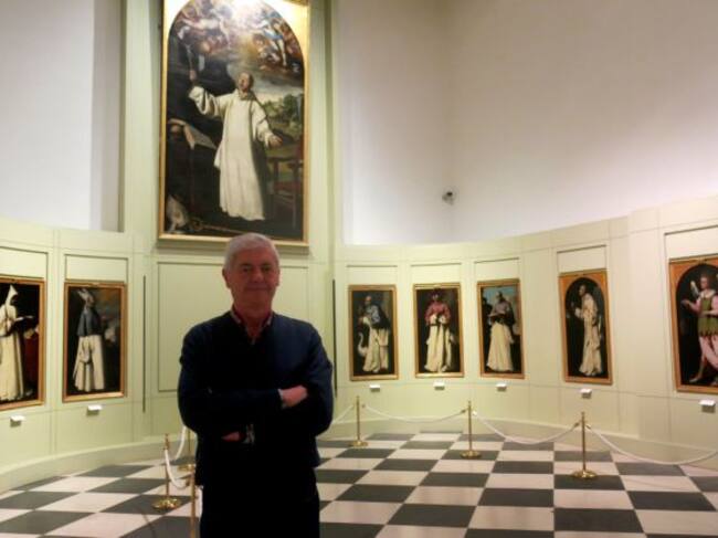 Juan Alonso de la Sierra posa ante varias obras de Zurbarán en el Museo de Cádiz