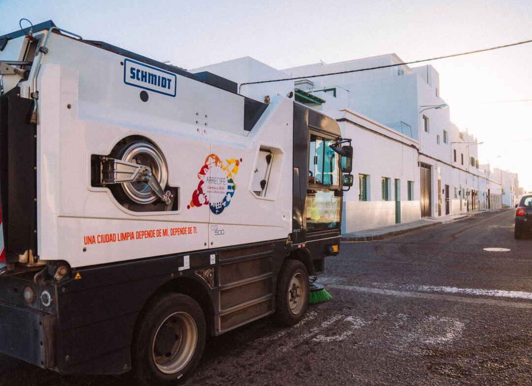 Arrecife reanuda la campaña delimpieza integral  ‘Barrio a Barrio’  . Maquinaria barredoras en las calles de Argana Baja.