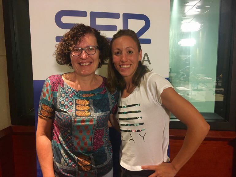 Rosa Ventura i Jessica Vall, als estudis de Ràdio Barcelona.