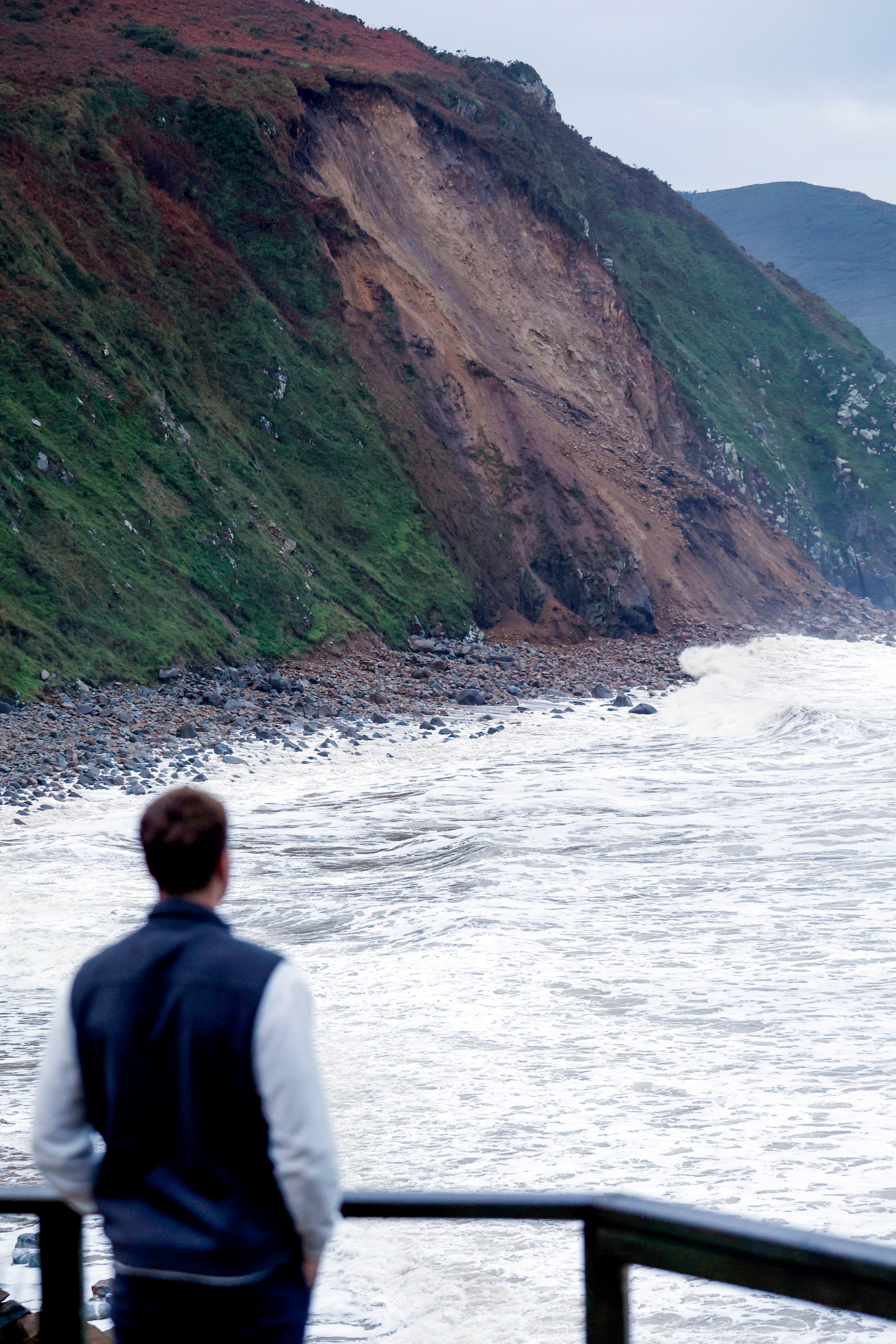 Imagen del desprendimiento en los acantilados próximos a la playa de Campelo, en Valdoviño (foto: Kiko Delgado / EFE)