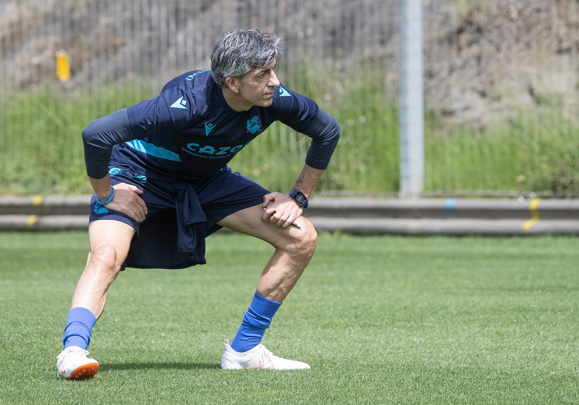 SAN SEBASTIÁN, 27/04/2023.- El entrenador de la Real Sociedad, Imanol Alguacil, durante el entrenamiento que han celebrado este jueves, previo al partido frente al C.A. Osasuna. EFE/Javier Etxezarreta
