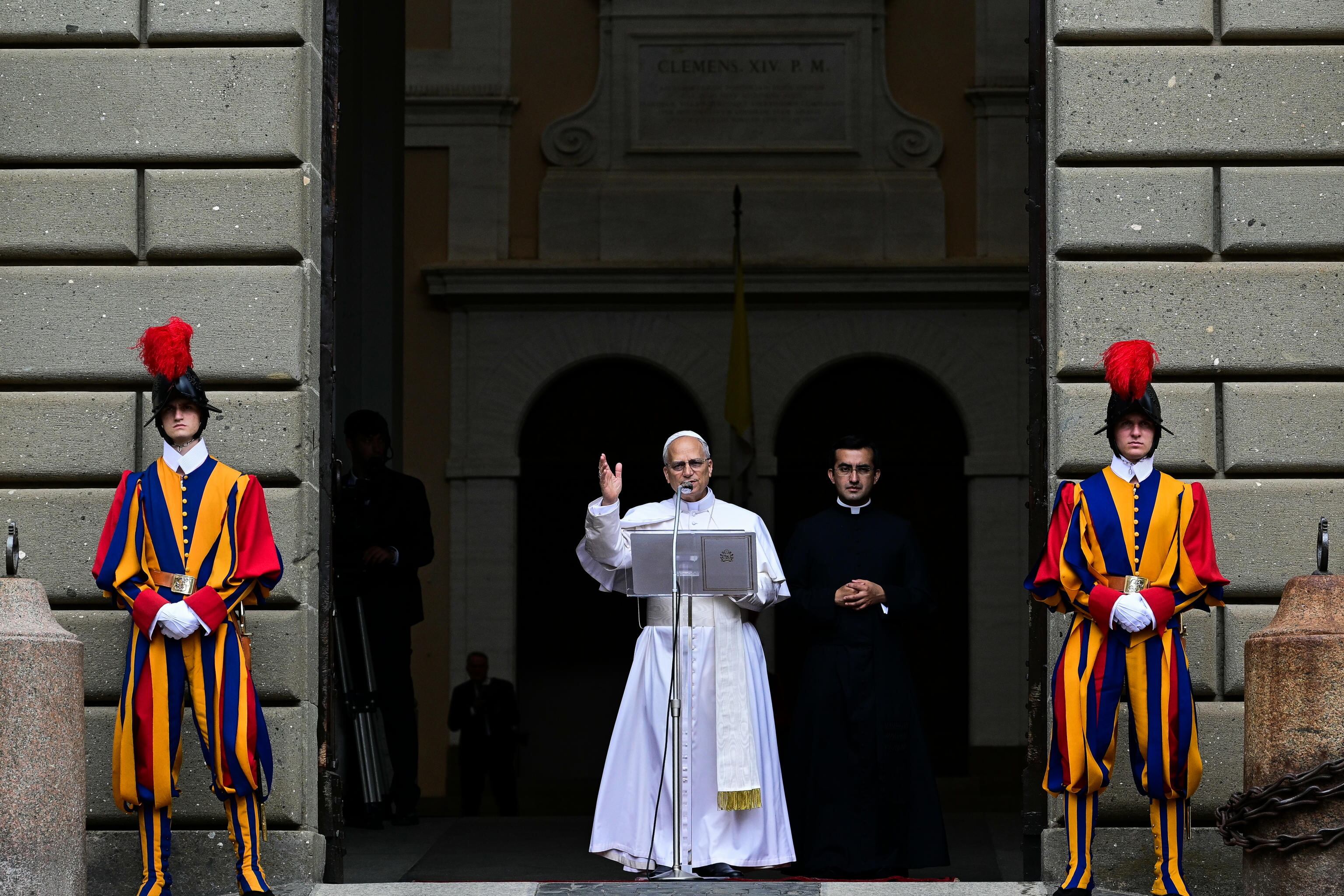 El Papa León XIV preside el rezo del Ángelus en Castel Gandolfo