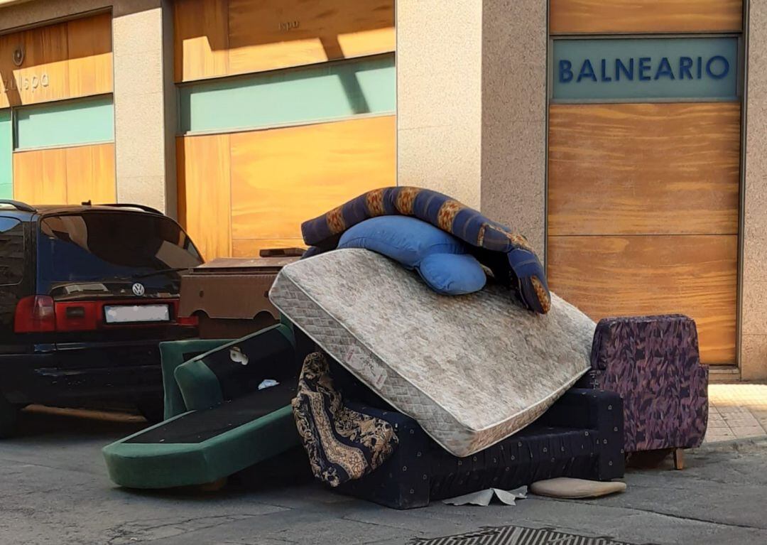 Enseres abandonados en la vía pública de Elda