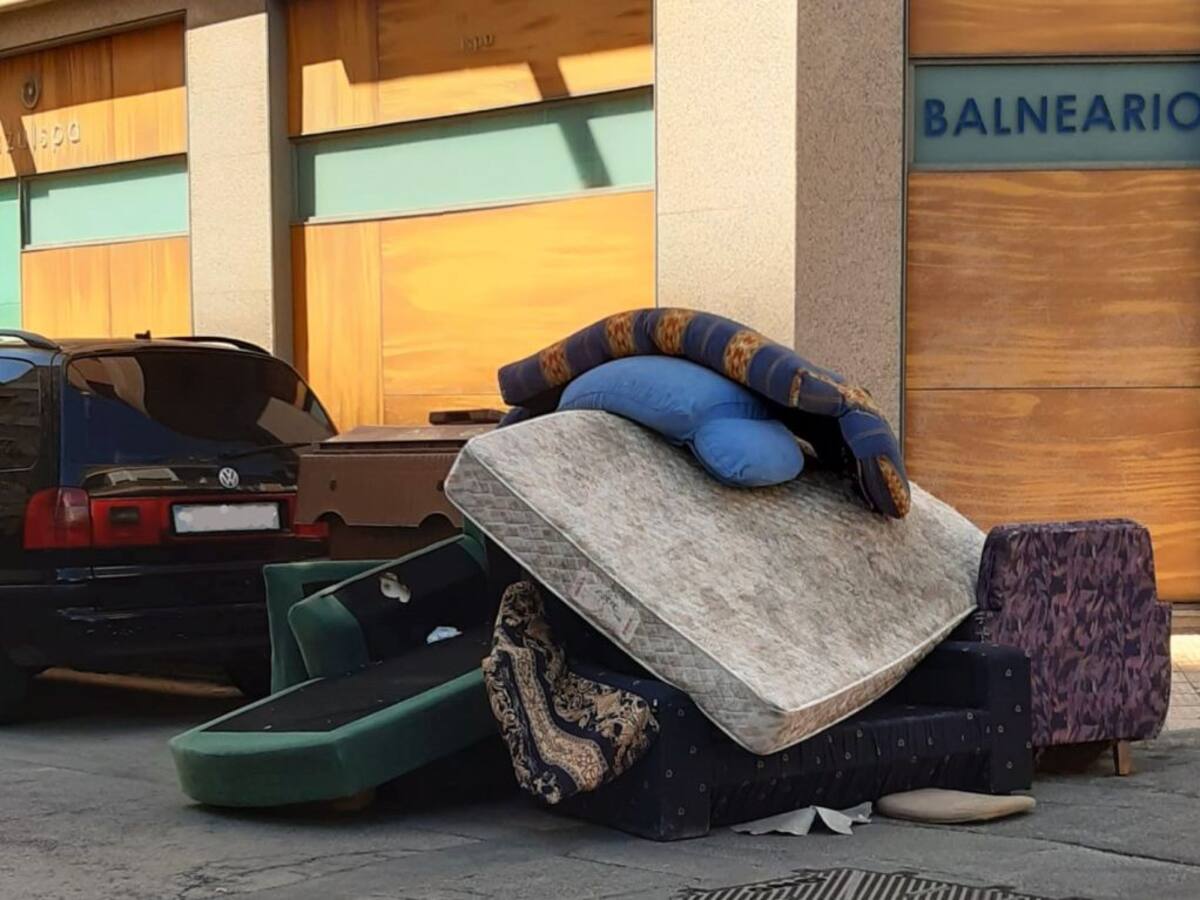 Elda retira más de 60 toneladas de enseres de la vía pública durante agosto