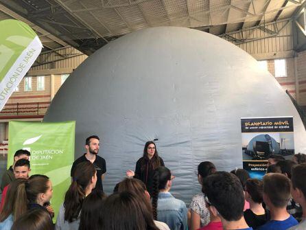 Lola Guerrero en la explicación inicial, a un grupo de escolares, antes de acceder al planetario