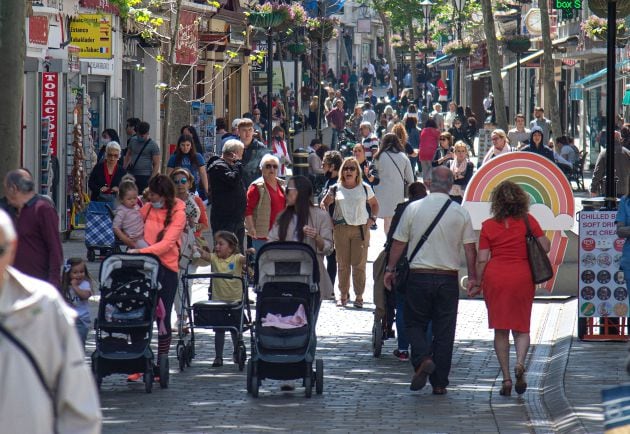 La vida vuelva poco a poco a la normalidad en Gibraltar. En la imagen, gente caminando por las calles de Gibraltar sin mascarilla