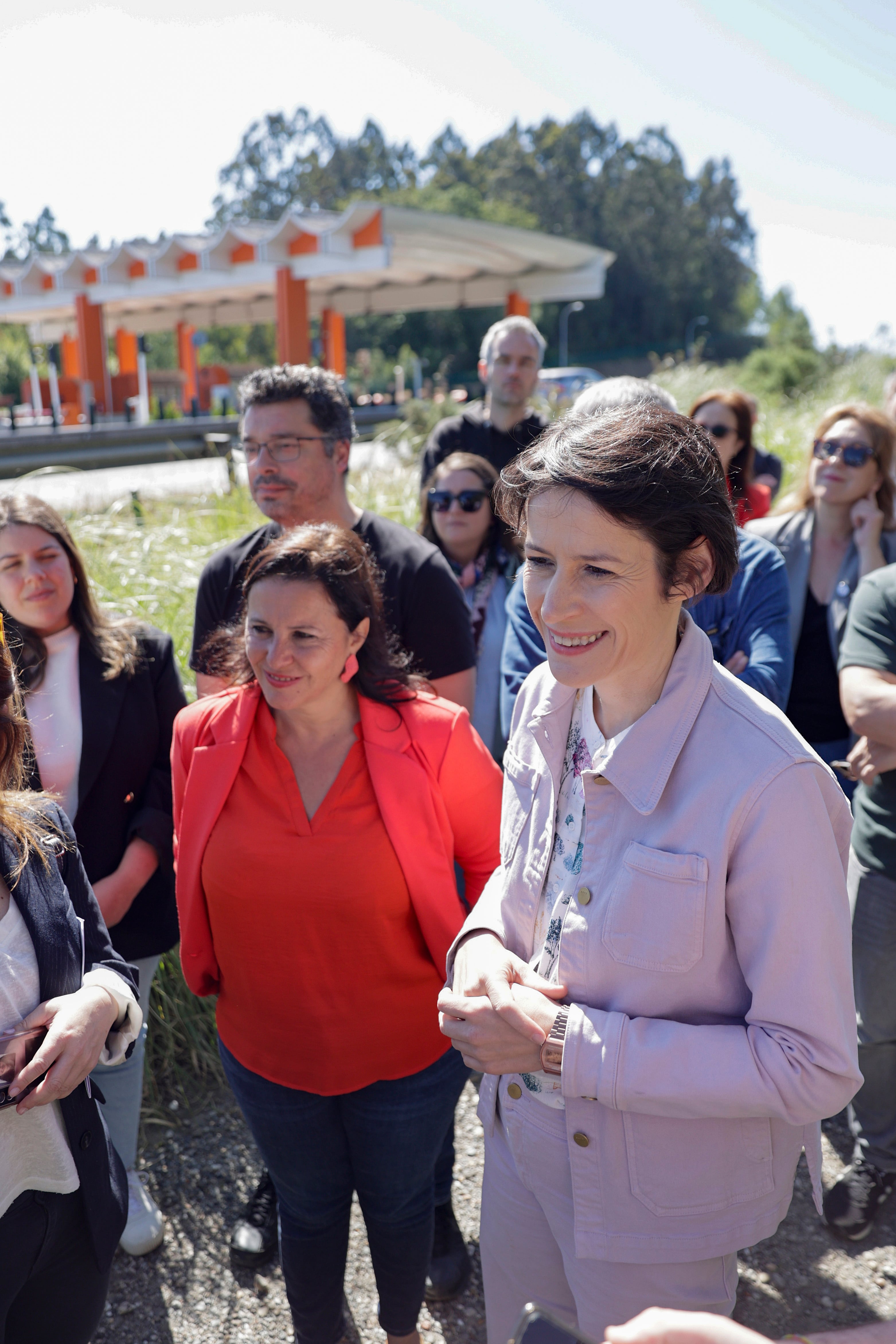 FENE, 2/06/24.- La portavoz nacional del BNG, Ana Pontón, y la candidata a las elecciones europeas, Ana Miranda, ante el peaje de la AP-9 entre Fene y Cabanas. EFE/Cabalar.