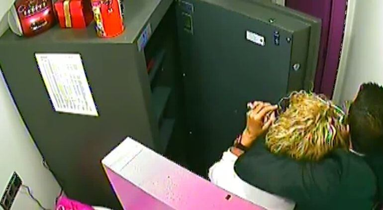 Imatge d'arxiu d'un atracament a una joieria l'any 2013. El lladre agafa pel coll a la joiera, davant de la caixa forta de l'establiment