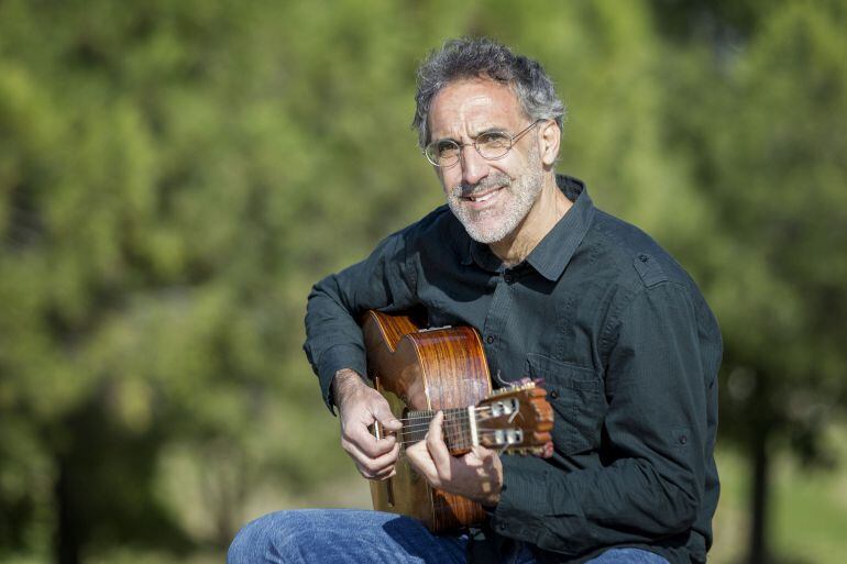 Rafa Sánchez posando con su guitarra en un parque de Madrid