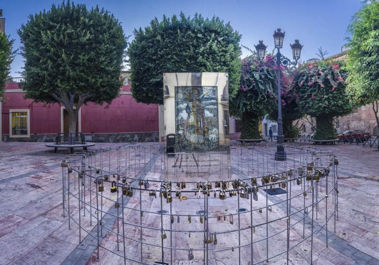 Plaza de Campoamor. Los vándalos rompen corazones de San Valentín.