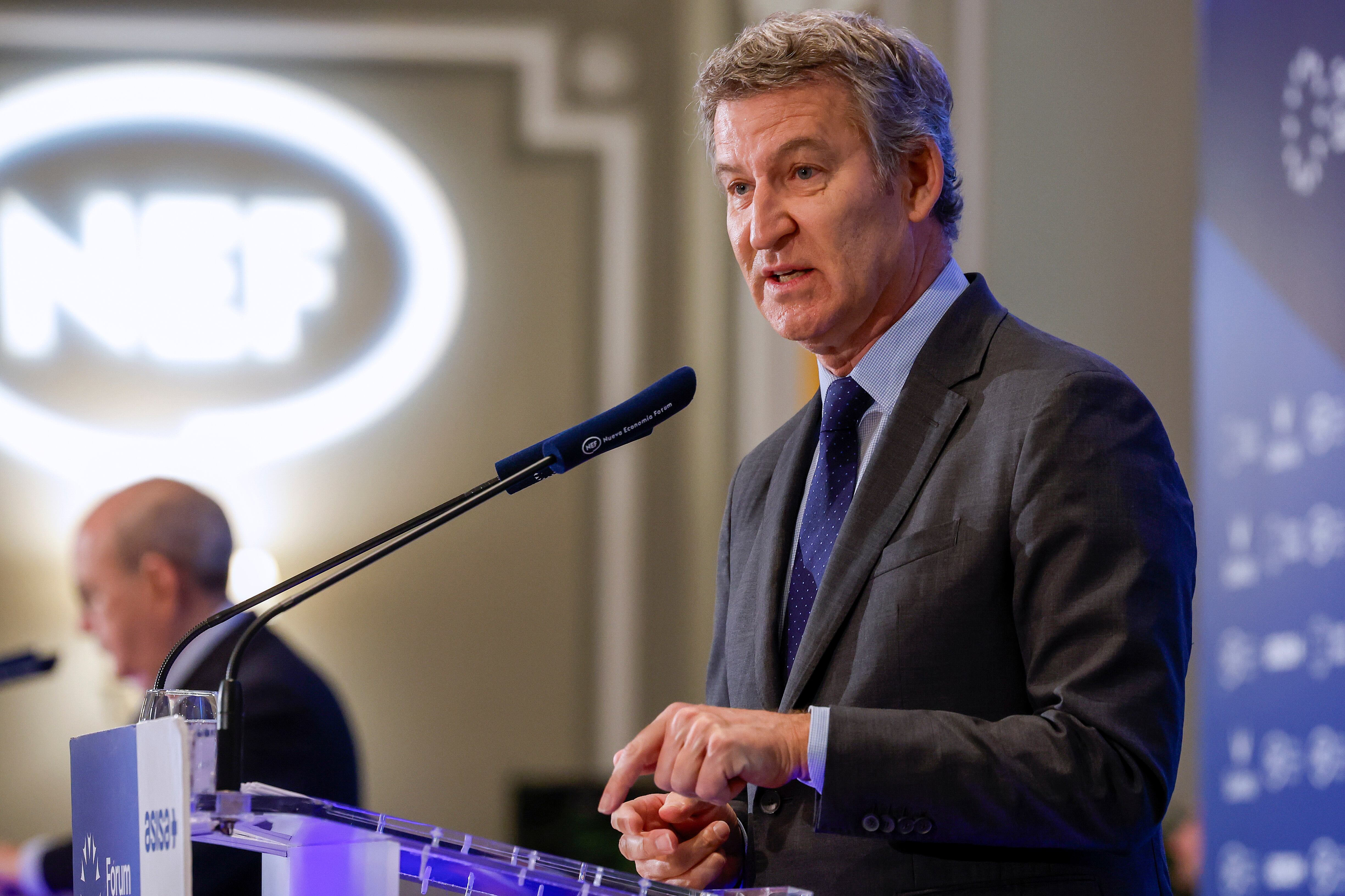 El presidente del PP, Alberto Núñez Feijóo, presenta en un desayuno informativo al líder de los populares de Castilla-La Mancha, Paco Núñez, ese martes, en un hotel madrileño. EFE/ J.J. Guillén