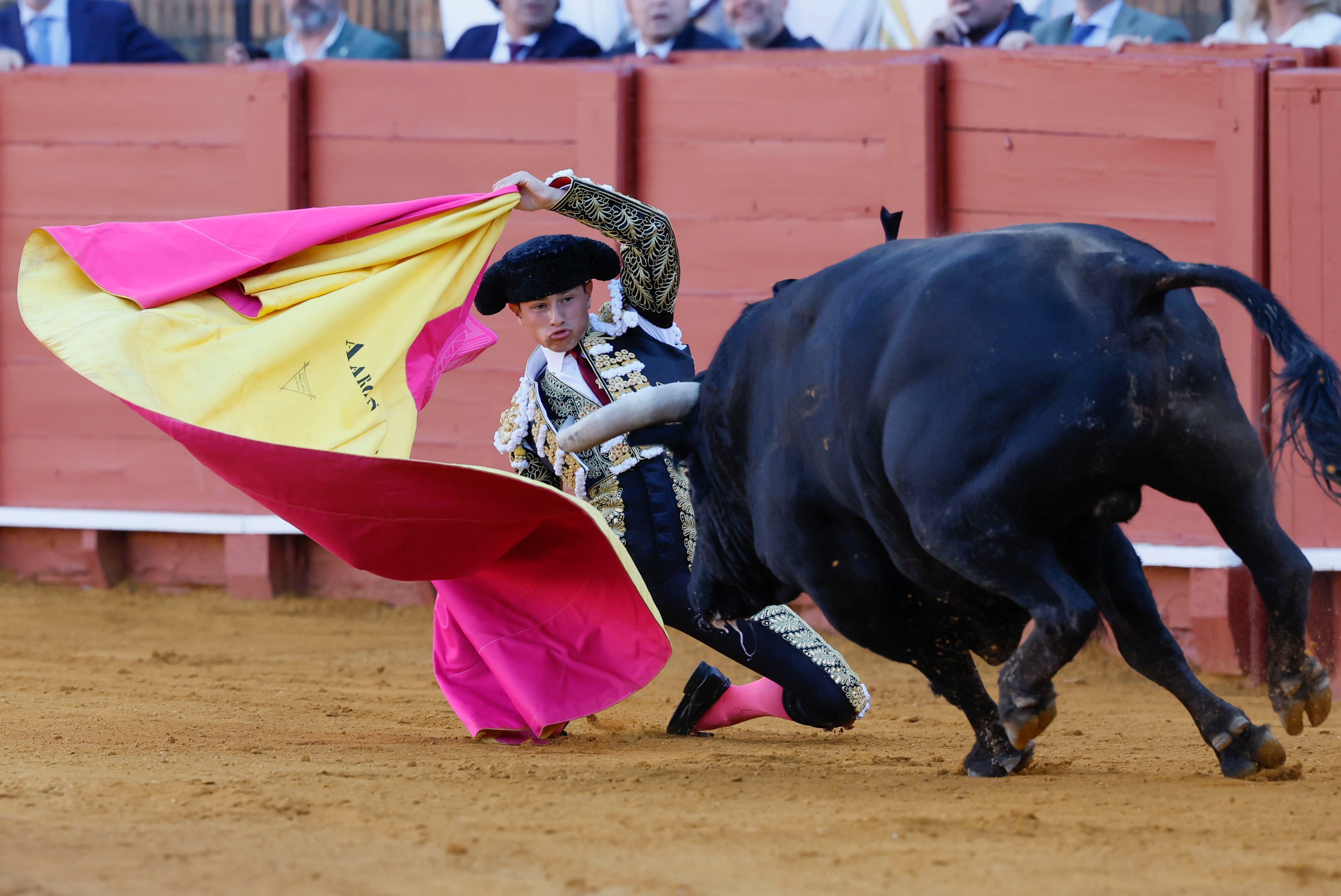 SEVILLA, 15/04/2026.- El diestro Aarón Palacios en la lidia de uno de sus astados durante el festejo de la Feria de Abril celebrado este miércoles en La Maestranza con reses de Santiago Domecq. EFE/ José Manuel Vidal