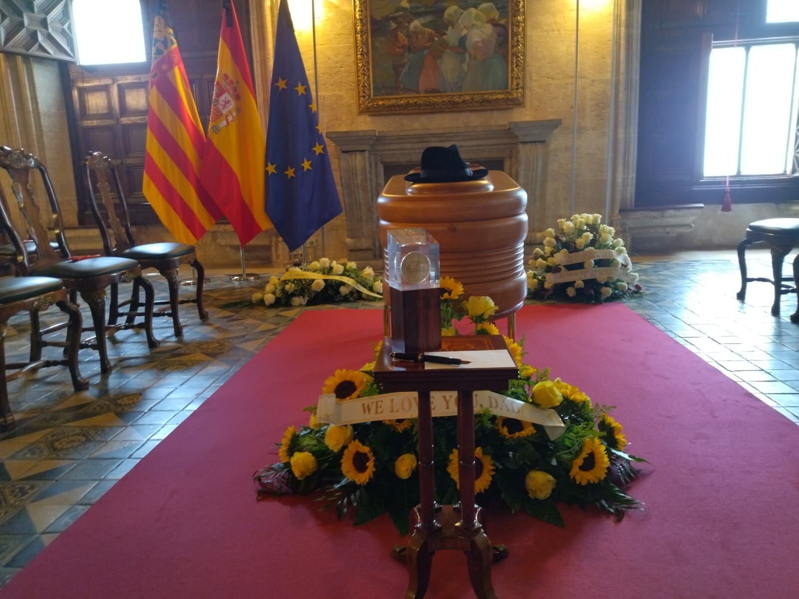 Los restos del profesor Grisolía han sido expuestos durante una hora en el salón dorado del Palau de la Generalitat