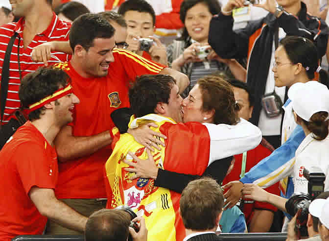 El español José Luis Abajo celebra con su mujer la medalla de bronce obtenida este domingo en la segunda jornada de los Juegos Olímpicos de Pekín 2008, que sería la presea número 100 ganada por nuestro país en las competiciones olímpicas.