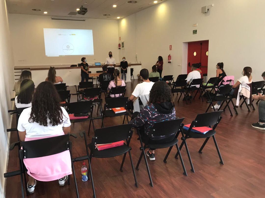 El alcalde de San Bartolomé, Alexis Tejera, presentando el plan a los alumnos.