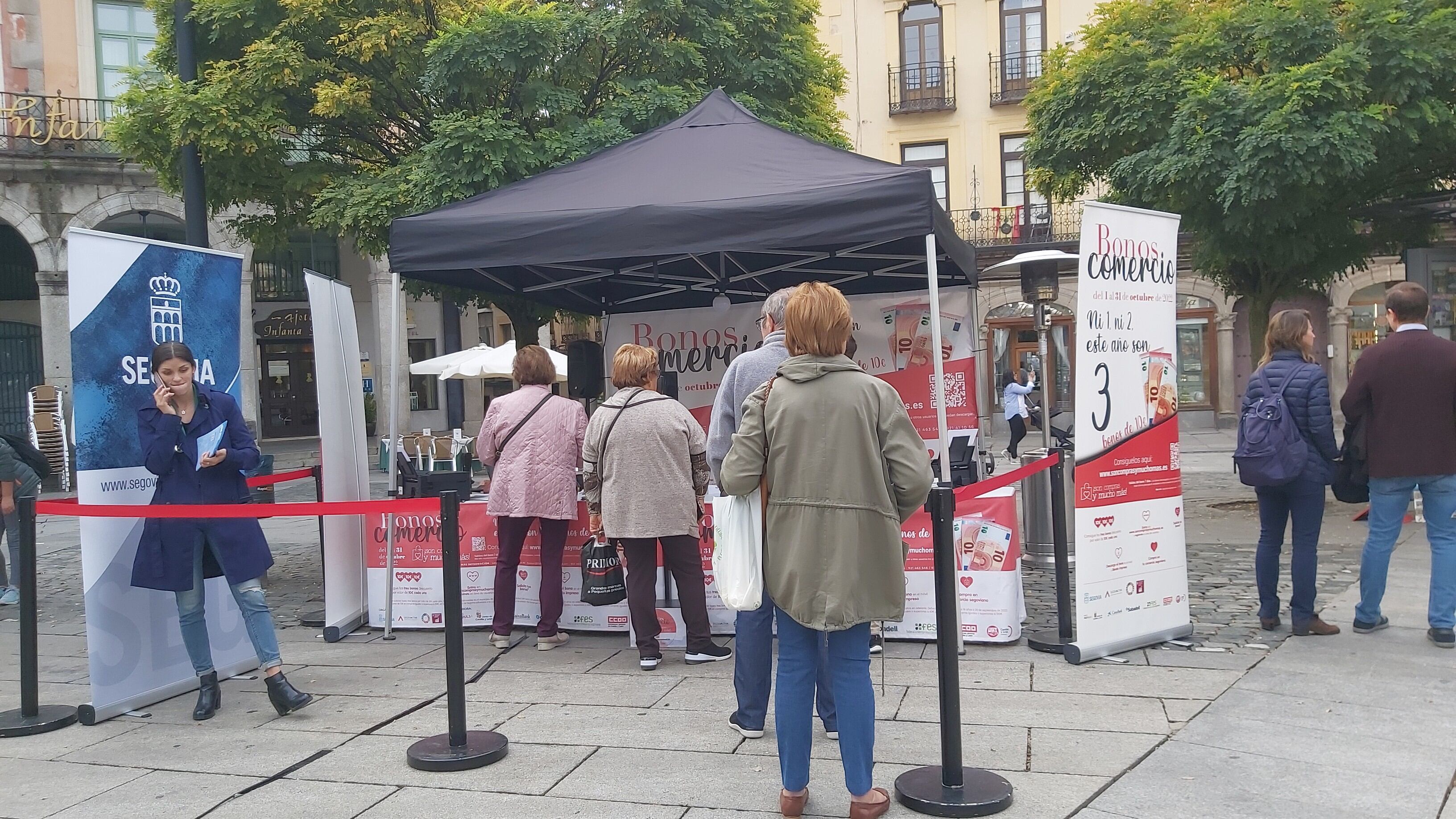 Carpa Bonos Comercio Segovia instalada esta mañana en la plaza mayor