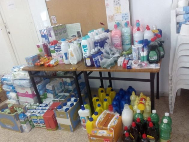 Productos recogidos por la Asociación Vecinal La Isla para donar entre los vecinos que más lo necesitan