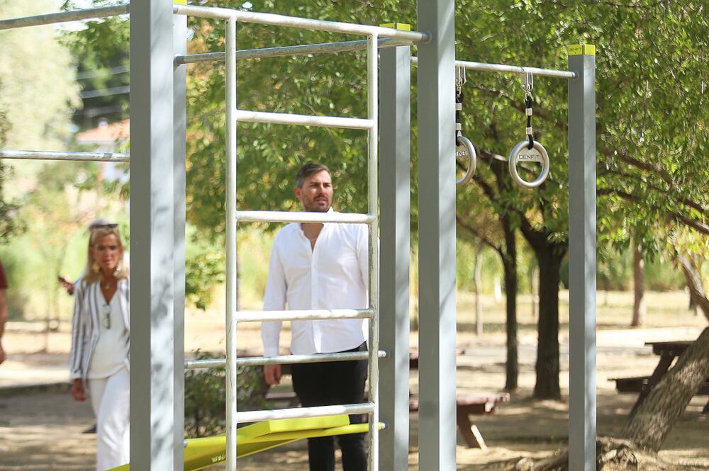 La alcaldesa de Collado Villalba, Mariola Vargas, y el concejal de Medio Ambiente, Adan Martínez, junto a las nuevas áreas de calistenia del Parque Romacalderas,