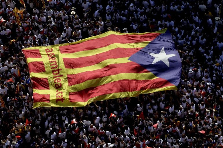 GRA293. BARCELONA,11/09/2015.- Miles de personas esperan en la avenida Meridiana de Barcelona el comienzo de la Via Catalana, la gran manifestación por la Diada de Cataluña. EFE/Alberto Estévez