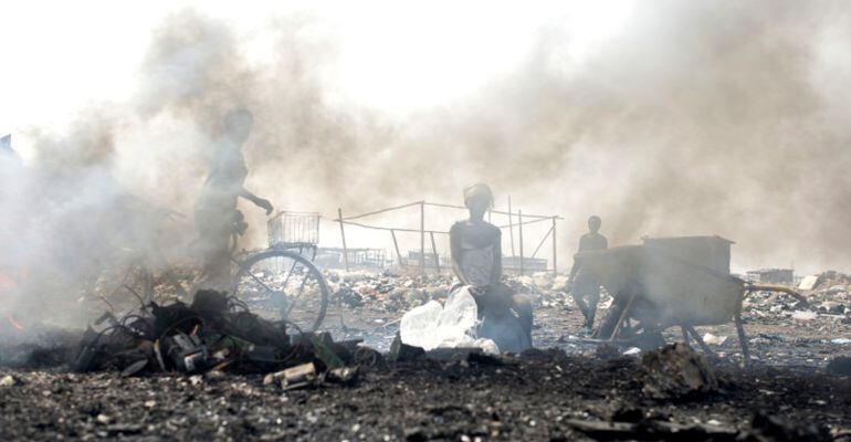 La foto ganadora, Reciclando vuestro consumo, en la que se ve el cementerio electrónico de Agbogbloshie, en Ghana.