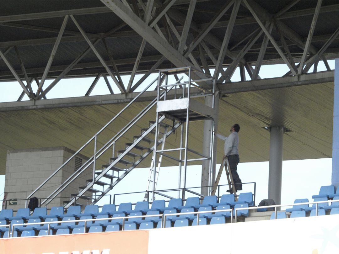 Los operarios colocando las plataformas del fuera de juego.