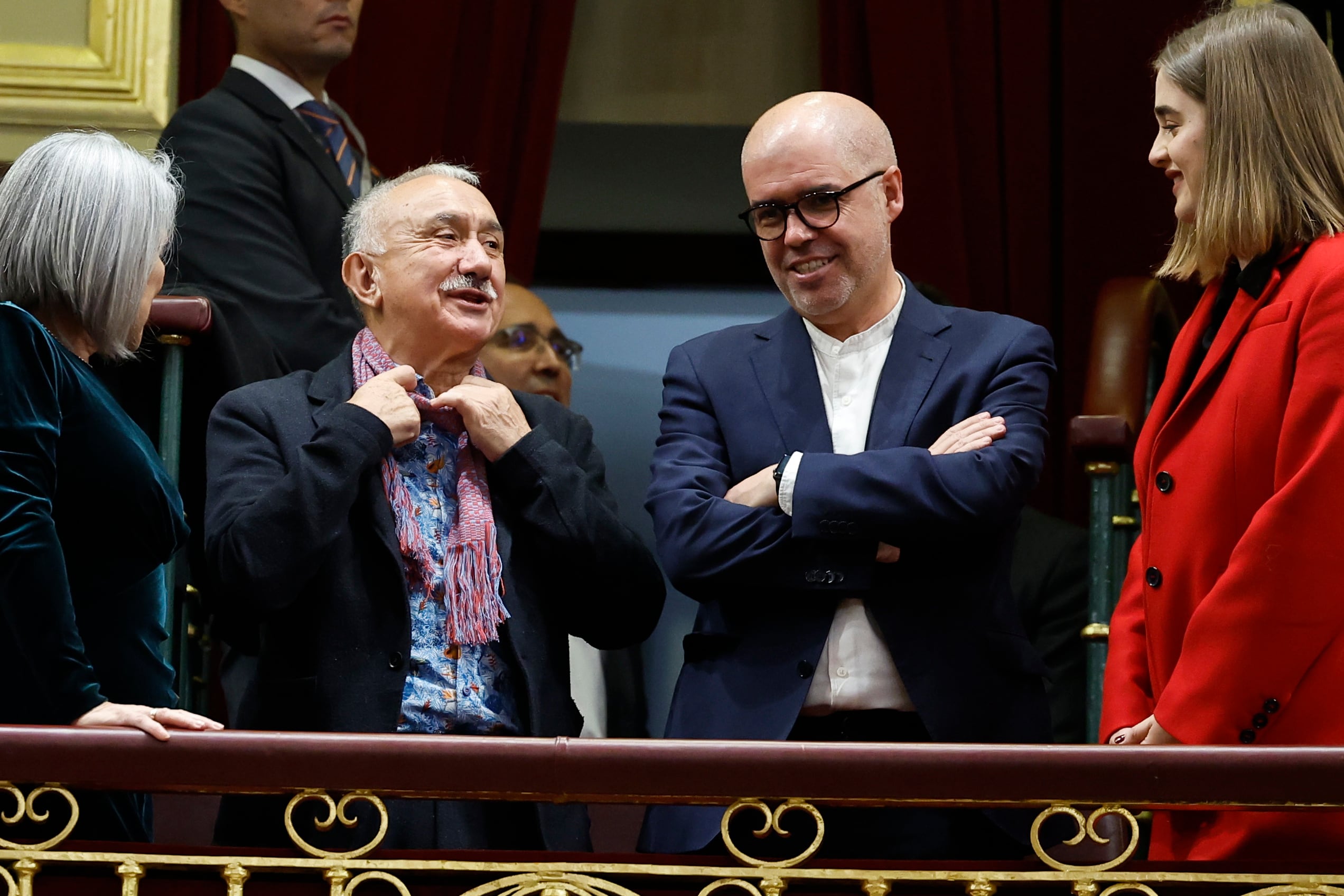 El secretario general de UGT, Pepe Álvarez (2i), y el de CCOO, Unai Sordo (2d), asisten a la ceremonia de jura de la Constitución de Leonor.