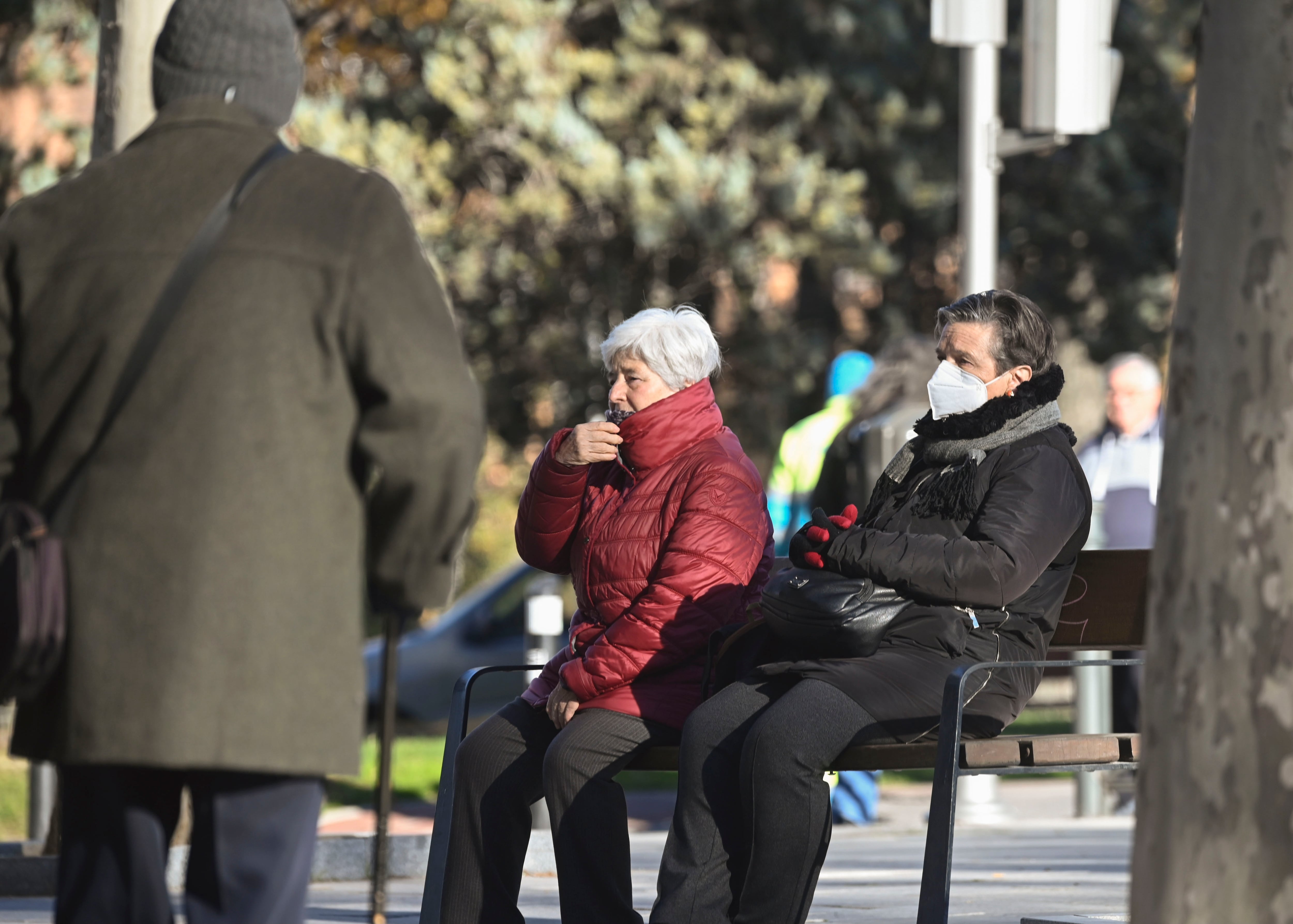 MADRID, 29/12/2024.- Dos mujeres descansan en un banco.EFE/ Víctor Lerena